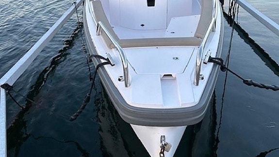 Axopar 28 Cabin -22 Yamaha F375 XTO -21 3 of 4