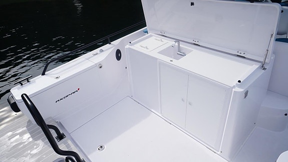Axopar 28 Cabin -22 Yamaha F375 XTO -21 4 of 4