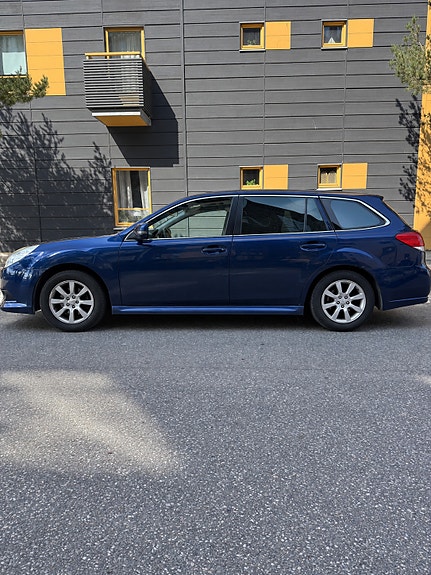 Subaru Legacy 3 of 4