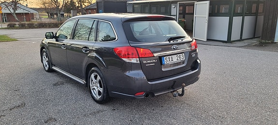 Subaru Legacy 3 of 9