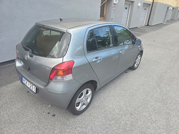 Toyota Yaris 4 of 9