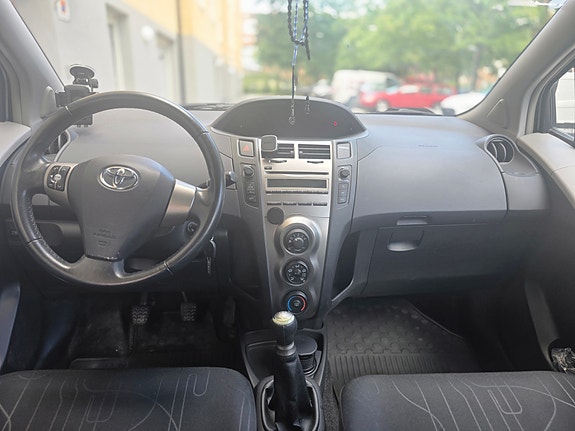 Toyota Yaris 7 of 9