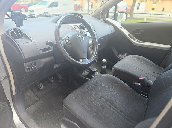 Toyota Yaris 6 of 9