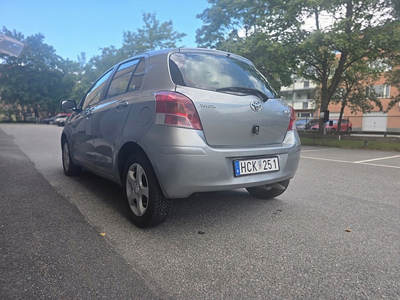 Toyota Yaris 5 of 9