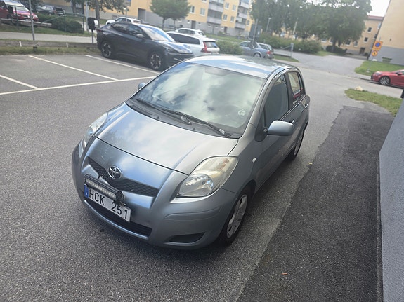 Toyota Yaris 2 of 9