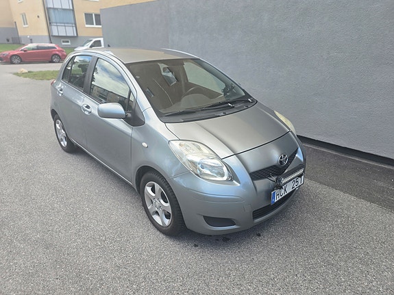 Toyota Yaris 3 of 9