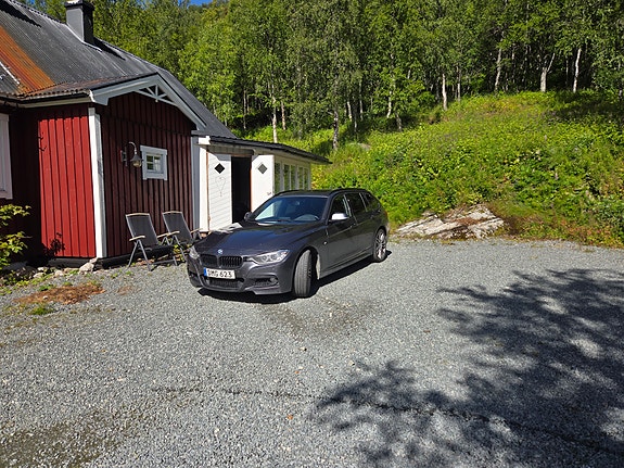 BMW 330xd 2 of 4