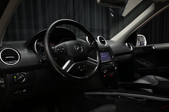Mercedes-Benz ML350 26 of 29