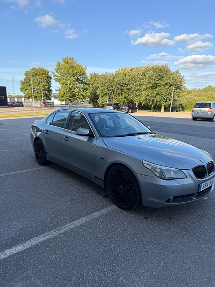 BMW 523i 2 of 10