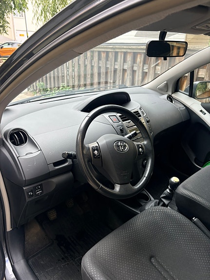 Toyota Yaris 3 of 15