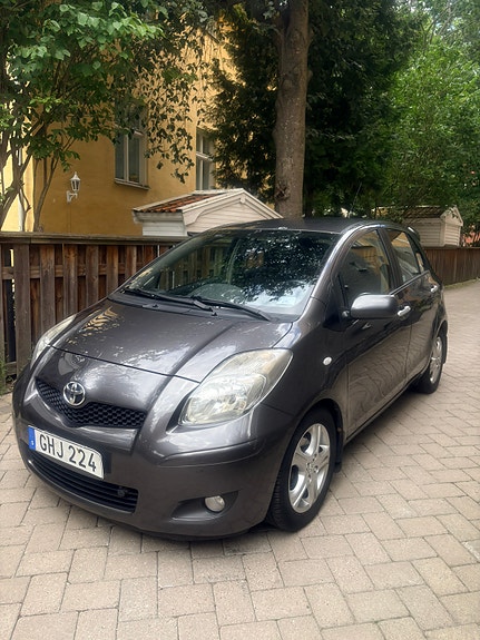 Toyota Yaris 9 of 15