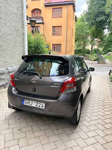 Toyota Yaris 2 of 15
