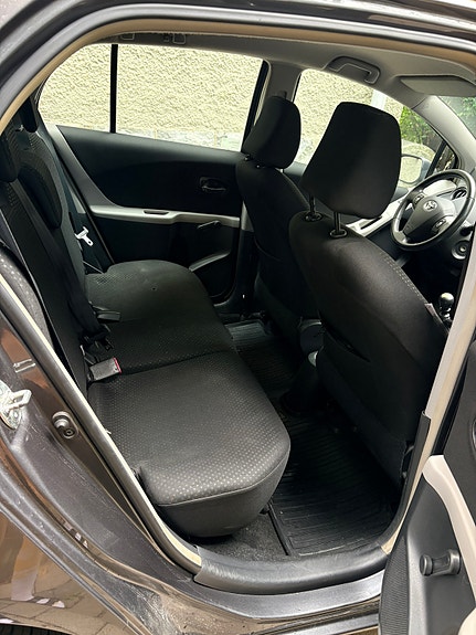 Toyota Yaris 4 of 15