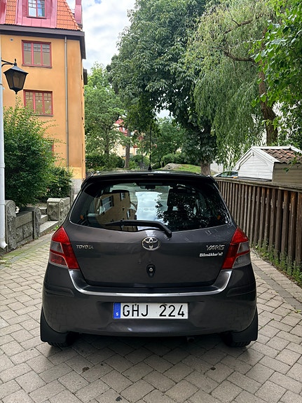 Toyota Yaris 12 of 15