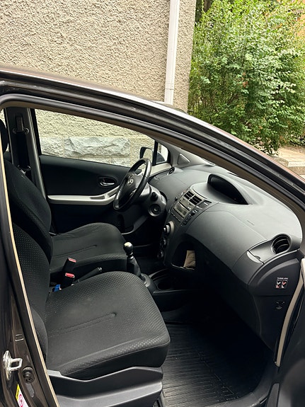 Toyota Yaris 5 of 15