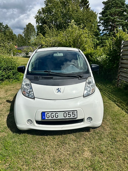 Peugeot iOn 3 of 9