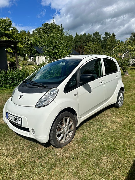 Peugeot iOn 2 of 9