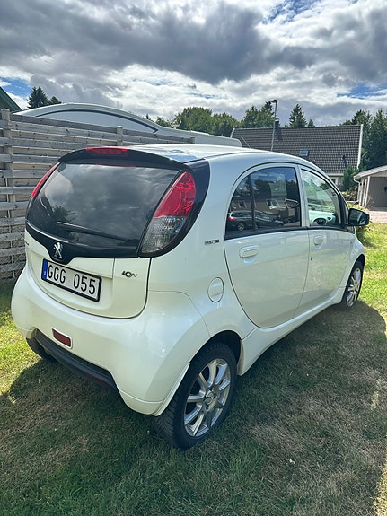 Peugeot iOn 4 of 9