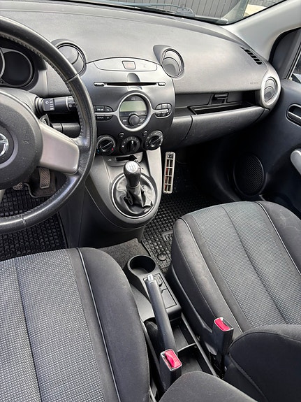 Mazda 2 12 of 12