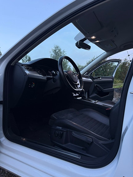 Volkswagen Passat 4 of 10