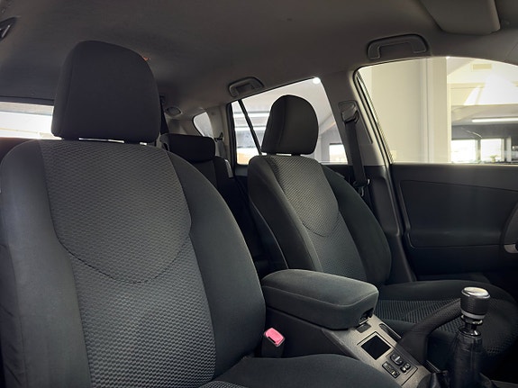 Toyota RAV4 10 of 17