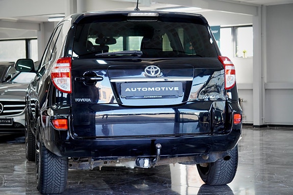 Toyota RAV4 6 of 17