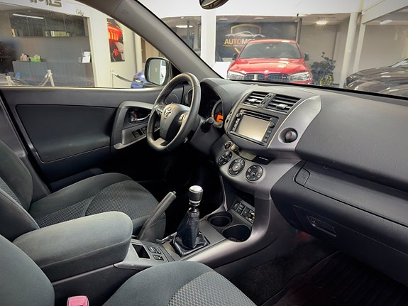 Toyota RAV4 12 of 17