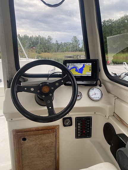 Hyttbåt Lami 570 AC - åk skyddat för väder & vind. 5 of 5