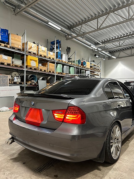 BMW 320d 4 of 6