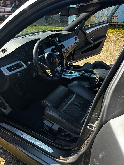 BMW 525d 4 of 5