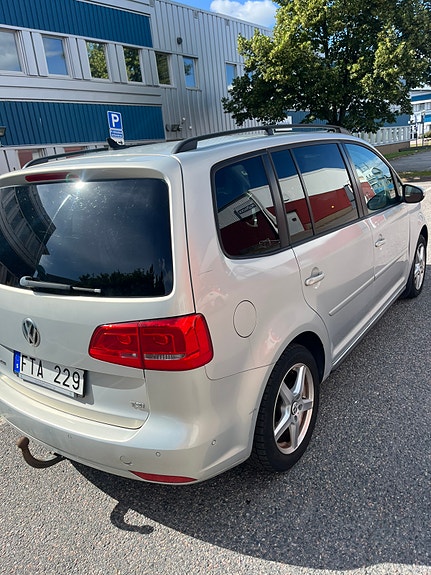 Volkswagen Touran 3 of 8