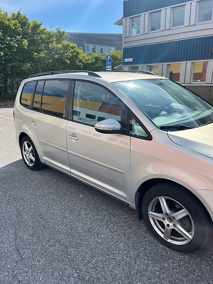 Volkswagen Touran 2 of 8