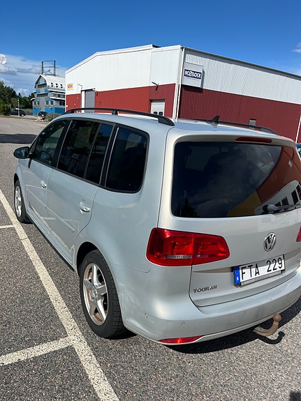 Volkswagen Touran 4 of 8