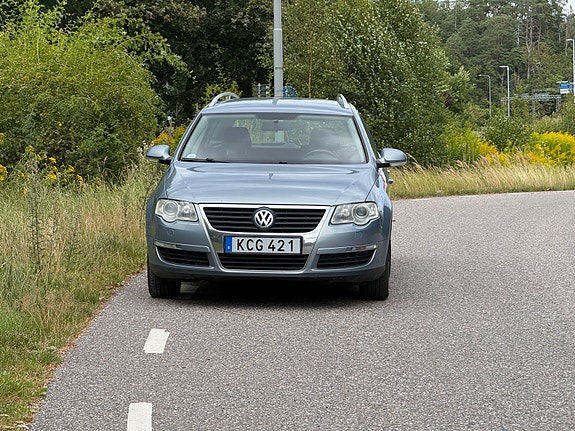 Volkswagen Passat 2 of 6