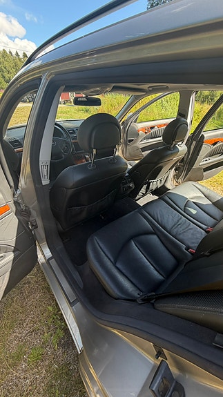 Mercedes-Benz E320 5 of 9
