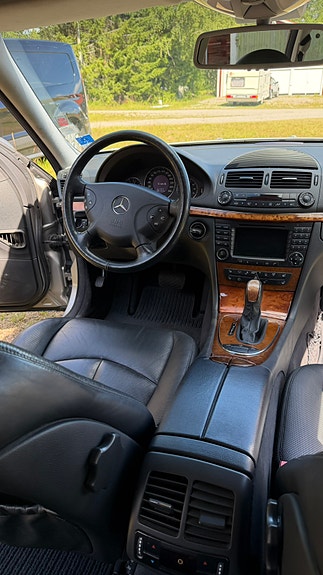 Mercedes-Benz E320 2 of 9