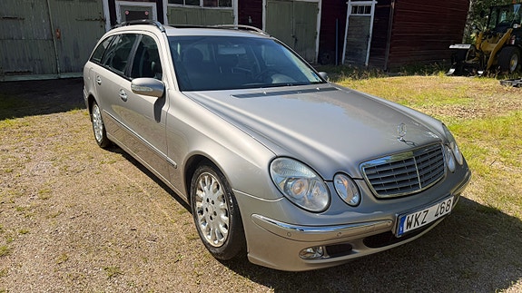 Mercedes-Benz E320 6 of 9