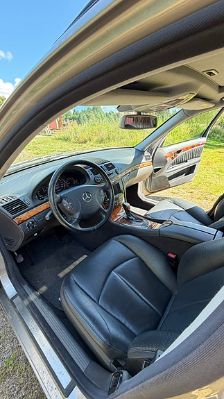 Mercedes-Benz E320 8 of 9