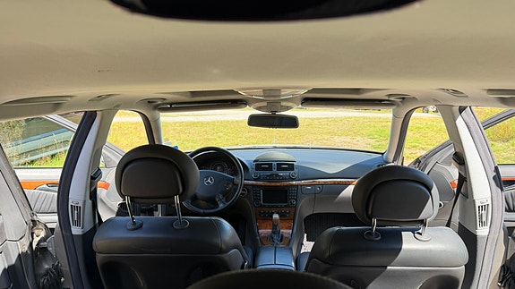 Mercedes-Benz E320 4 of 9