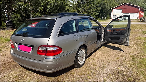 Mercedes-Benz E320 7 of 9