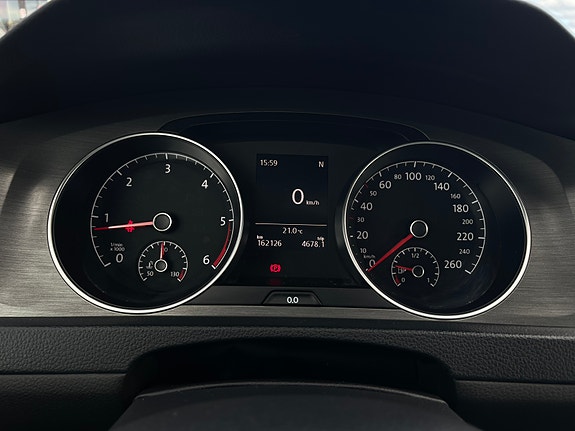 Volkswagen Golf VII 25 of 30