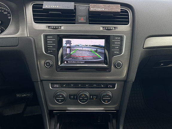 Volkswagen Golf VII 23 of 30