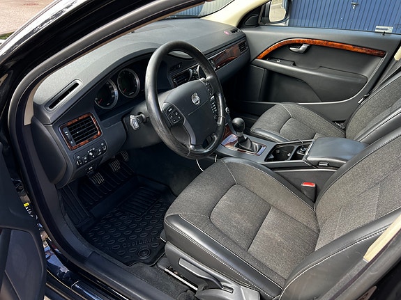 Volvo XC70 13 of 30