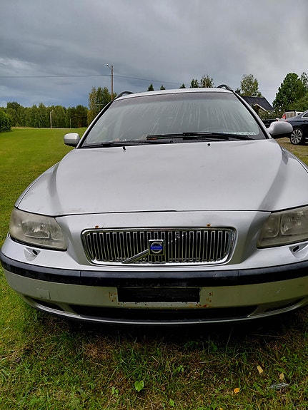 Volvo V70 3 of 7