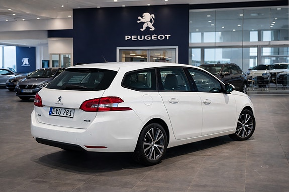 Peugeot 308 SW 2 of 5