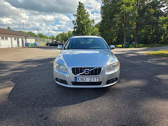 Volvo V70 2 of 10