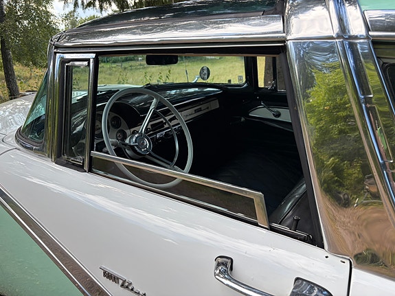 Ford Fairlane 9 of 18