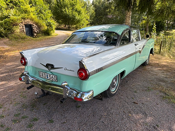 Ford Fairlane 2 of 18