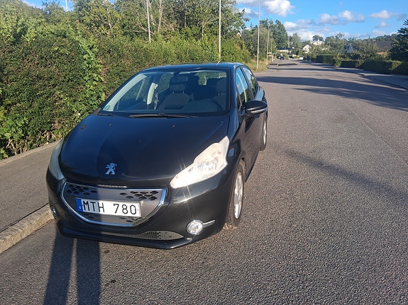 Peugeot 208 3 of 3