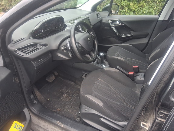 Peugeot 208 2 of 3